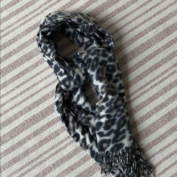 NWOT leopard print scarf - Picture 2 of 2